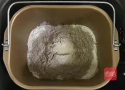 Illustration of how to make banana, walnut and rye soft oatmeal 2