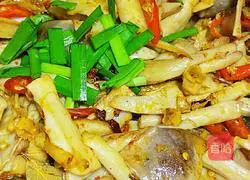 Illustration of how to make stir-fried duck intestines with double peppers 9