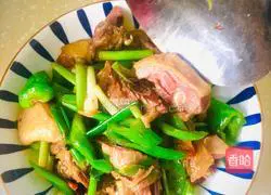 Illustration of how to stir-fry cured duck with green pepper and garlic sprouts 9