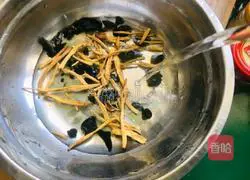 Illustration of how to make spicy and sour shredded pork soup 1