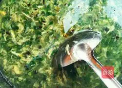 Illustration of how to make prawn, spinach and egg drop soup 7