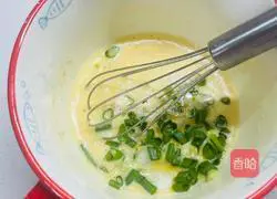 Quick Breakfast: Illustration of How to Make Scallion Egg Pancake 4