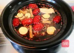 Illustration of how to make licorice and dangshen mutton soup 7