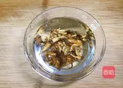 Illustration of how to stew chicken with palm ginseng 2