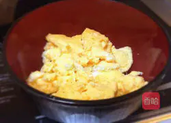 Illustration of how to make scrambled eggs with hot pepper 5