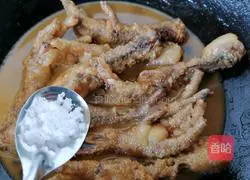 Illustration of how to make tiger skin chicken feet 10
