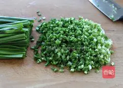 Illustration of how to make dumplings stuffed with pork and three delicacies 6