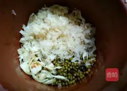 Illustration of how to make mung bean, lily and white fungus soup 6
