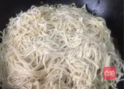 Illustration of making braised noodles with beans, potatoes, mushrooms and meat 5