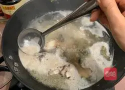 Illustration of how to make fish head tofu soup 7