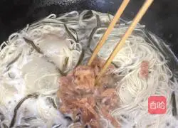 Illustration of how to make kelp and shredded pork noodle soup 7