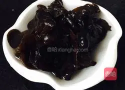Illustration of how to make black fungus and red date soup 1