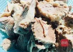 Illustration of how to make radish and beef brisket in clear soup 4