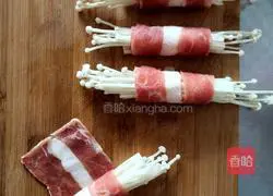 Illustration of making beef enoki mushroom rolls 3