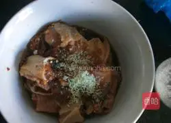 Illustration of how to make chicken and mushroom green chili noodles 2