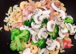 Illustration of how to make creamy mushroom seafood pasta 12