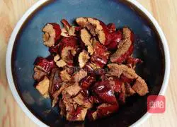 Illustration of how to make red dates, white fungus and lotus seed soup 6