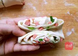 Illustration of how to make scallion and ham rolls 9