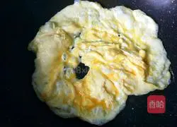 Illustration of how to make fried rice noodles with fish flavor and eggs 8