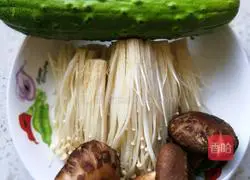 Cucumber and Enoki mushroom soup recipe 1