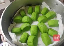 Illustration of how to make spinach steamed buns 7