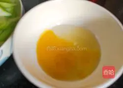 Illustration of how to make loofah and egg noodle soup 2