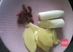 Illustration of how to make matsutake and Yao chicken soup 3