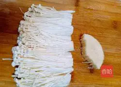 Illustration of how to make tomato and enoki mushroom soup 1