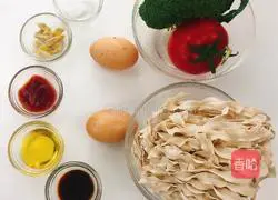 Illustration of how to make broccoli and tomato soba noodles 1