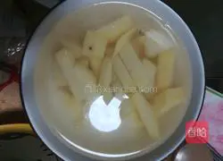 Illustration of how to make braised noodles with potatoes and green beans 6