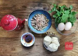 Illustration of how to make poached egg chicken and shrimp roe noodles 1