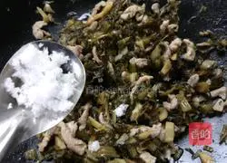 Illustration of how to make shredded pork noodles with pickled vegetables 3