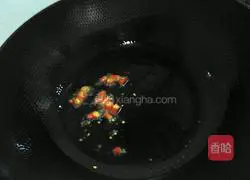 Illustration of how to stir-fry cabbage and fungus 4