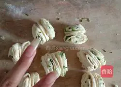 Illustration of how to make onion-flavored flower rolls 9