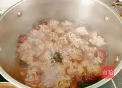 Illustration of making fungus, red dates, peanuts and beef tendon soup 15