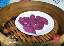 Illustration of how to make glutinous rice and purple sweet potato ball soup 1