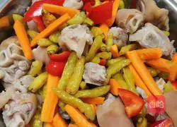 Illustration of how to make pork trotters with pickled pepper 3