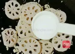 Illustration of how to stir-fry pork slices with lotus root and yuba 15