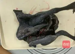 Illustration of how to make stewed black-bone chicken with anhydrous Korean ginseng (Minnan dripping soup) 1