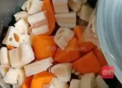 Lotus root, peanut and pig's trotters soup recipe 9