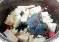  Illustration of how to make durian shell chicken soup 5