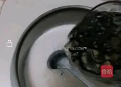 Illustration of how to make caramel milk tea 6