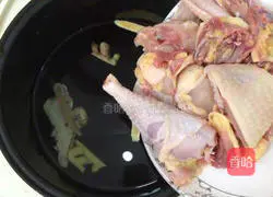 Illustration of how to make Angelica and Astragalus Chicken Soup 5