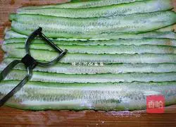 Meatballs Illustration of how to make bamboo fungus and jade belt soup 3