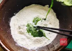 Illustration of how to make garlic spinach noodles 3