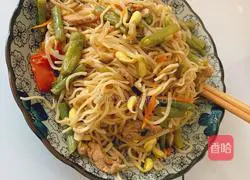 Illustration of making steamed braised noodles with soybean sprouts and beans 13