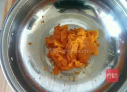 Illustration of how to make pumpkin rolls 3