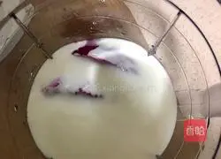 Illustration of how to make dragon fruit yogurt shake 2