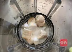 Illustration of how to make matcha yogurt fruit cup 3