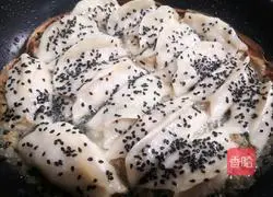 Illustration of how to make pot sticker dumplings stuffed with green and white radish and meat stuffing 19